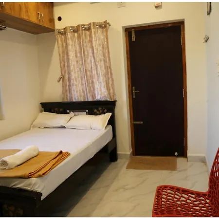 Padmavathi Homestay -2Bhk 1Bhk Ac Apartments For Group Of Families - Best Location - Flyover To Alipiri Gate - Walk To Ps4 Veg Restaurant - Modular Kitchen - Super Fast Wi-Fi- Near To Tirupati Bus Stand 2 Km-Near To Railway Station 2Km Exterior photo