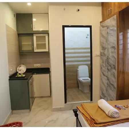 Padmavathi Homestay -2Bhk 1Bhk Ac Apartments For Group Of Families - Best Location - Flyover To Alipiri Gate - Walk To Ps4 Veg Restaurant - Modular Kitchen - Super Fast Wi-Fi- Near To Tirupati Bus Stand 2 Km-Near To Railway Station 2Km Exterior photo