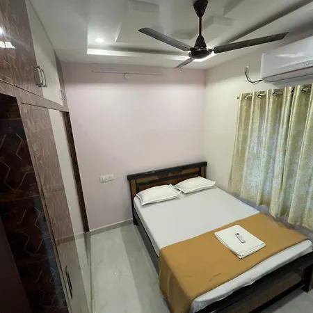 Padmavathi Homestay -2Bhk 1Bhk Ac Apartments For Group Of Families - Best Location - Flyover To Alipiri Gate - Walk To Ps4 Veg Restaurant - Modular Kitchen - Super Fast Wi-Fi- Near To Tirupati Bus Stand 2 Km-Near To Railway Station 2Km Exterior photo