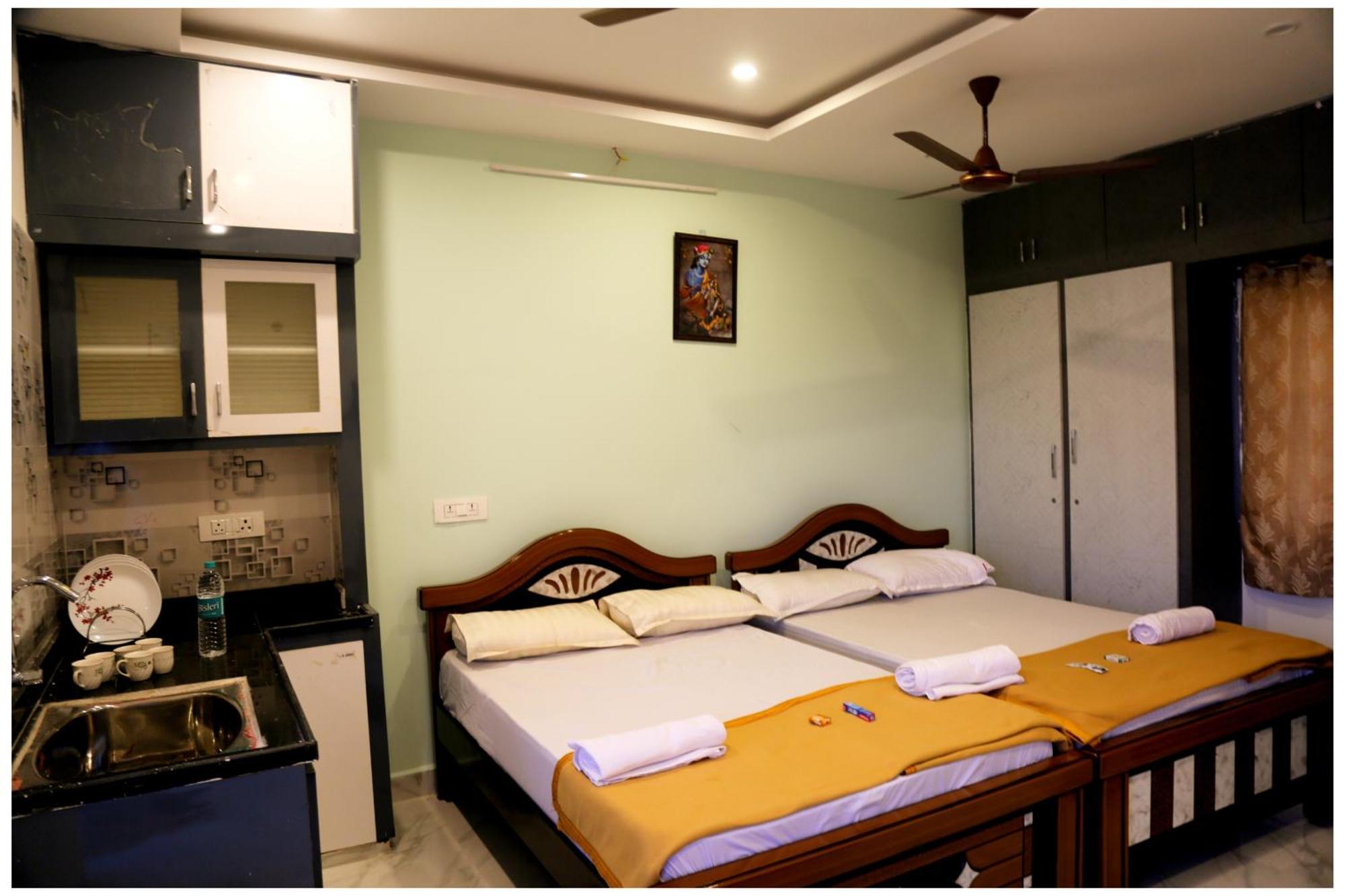 Padmavathi -2bhk 1bhk Ac For Group Of Families - Location - Flyover To Alipiri Gate - Walk To Ps4 Veg Restaurant - Modular Kitchen - Super Fast Wi-fi- Near To Bus Stand 2 Km-near To Railway Station 2km *