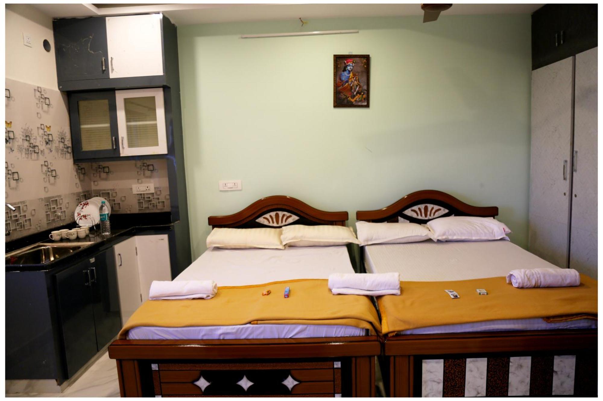 Homestay Padmavathi -2bhk 1bhk Ac For Group Of Families - Location - Flyover To Alipiri Gate - Walk To Ps4 Veg Restaurant - Modular Kitchen - Super Fast Wi-fi- Near To Bus Stand 2 Km-near To Railway Station 2km Tirupati