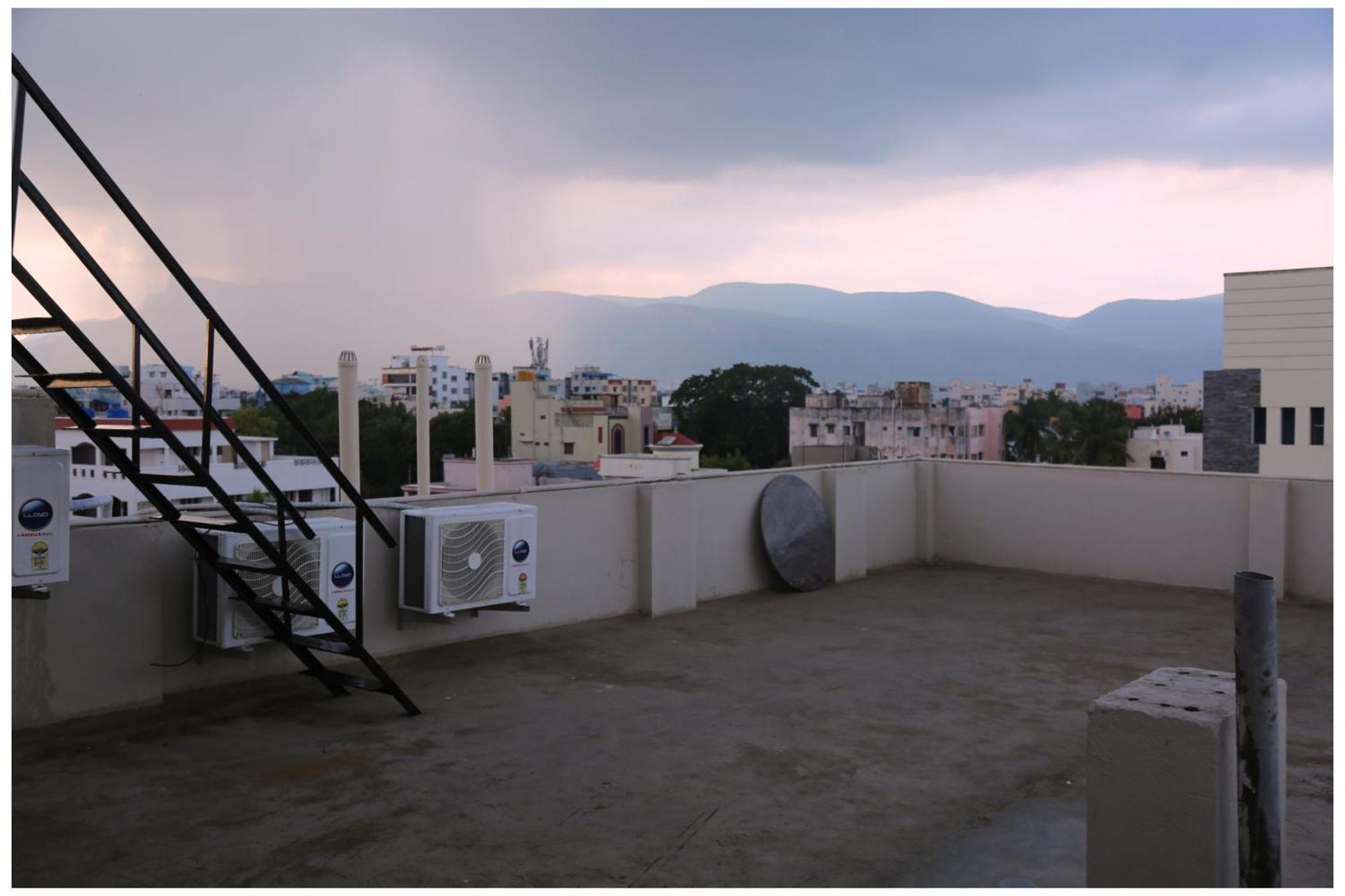Padmavathi -2bhk 1bhk Ac For Group Of Families - Location - Flyover To Alipiri Gate - Walk To Ps4 Veg Restaurant - Modular Kitchen - Super Fast Wi-fi- Near To Bus Stand 2 Km-near To Railway Station 2km Homestay