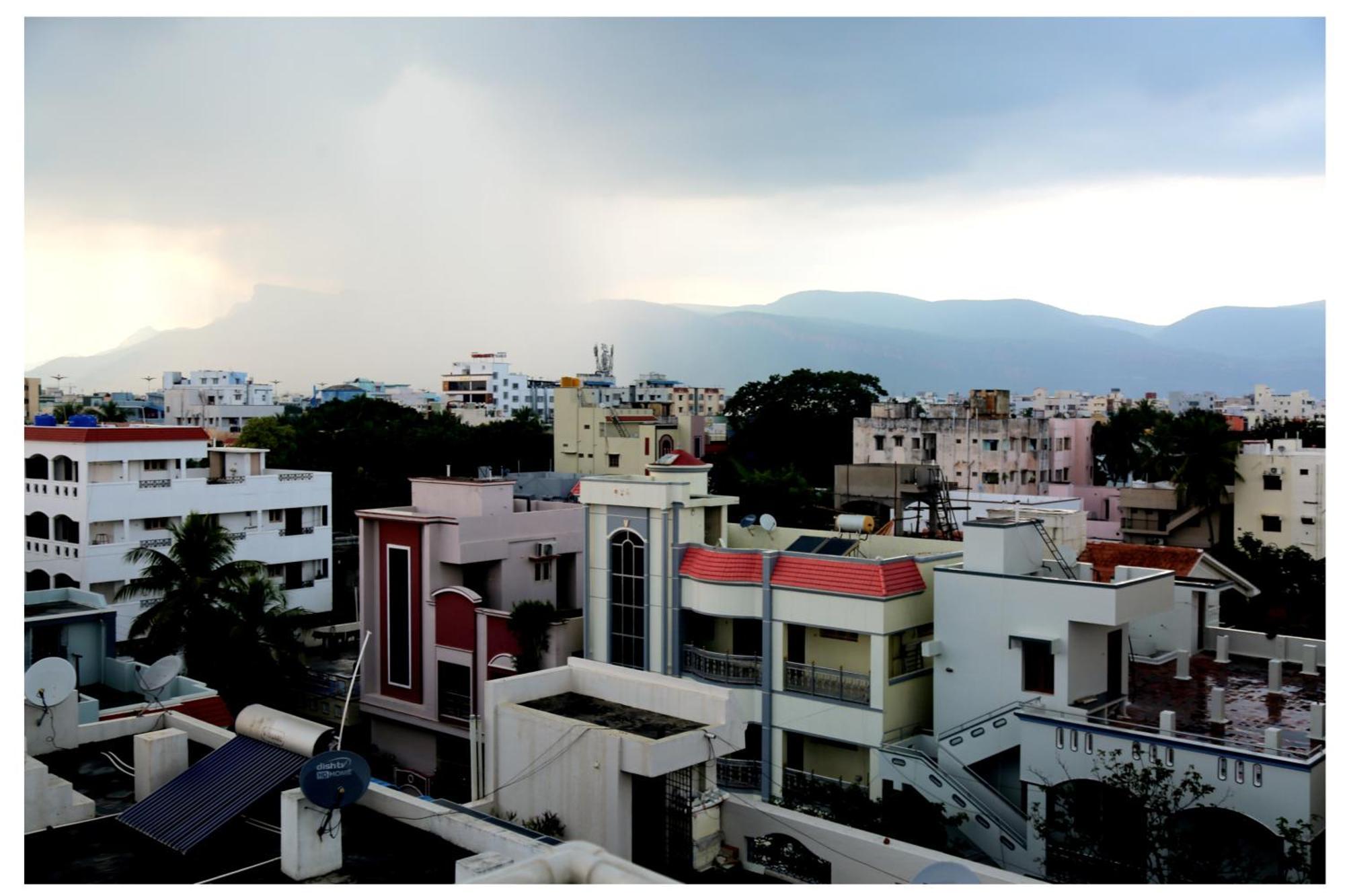Homestay Padmavathi -2bhk 1bhk Ac For Group Of Families - Location - Flyover To Alipiri Gate - Walk To Ps4 Veg Restaurant - Modular Kitchen - Super Fast Wi-fi- Near To Bus Stand 2 Km-near To Railway Station 2km Tirupati