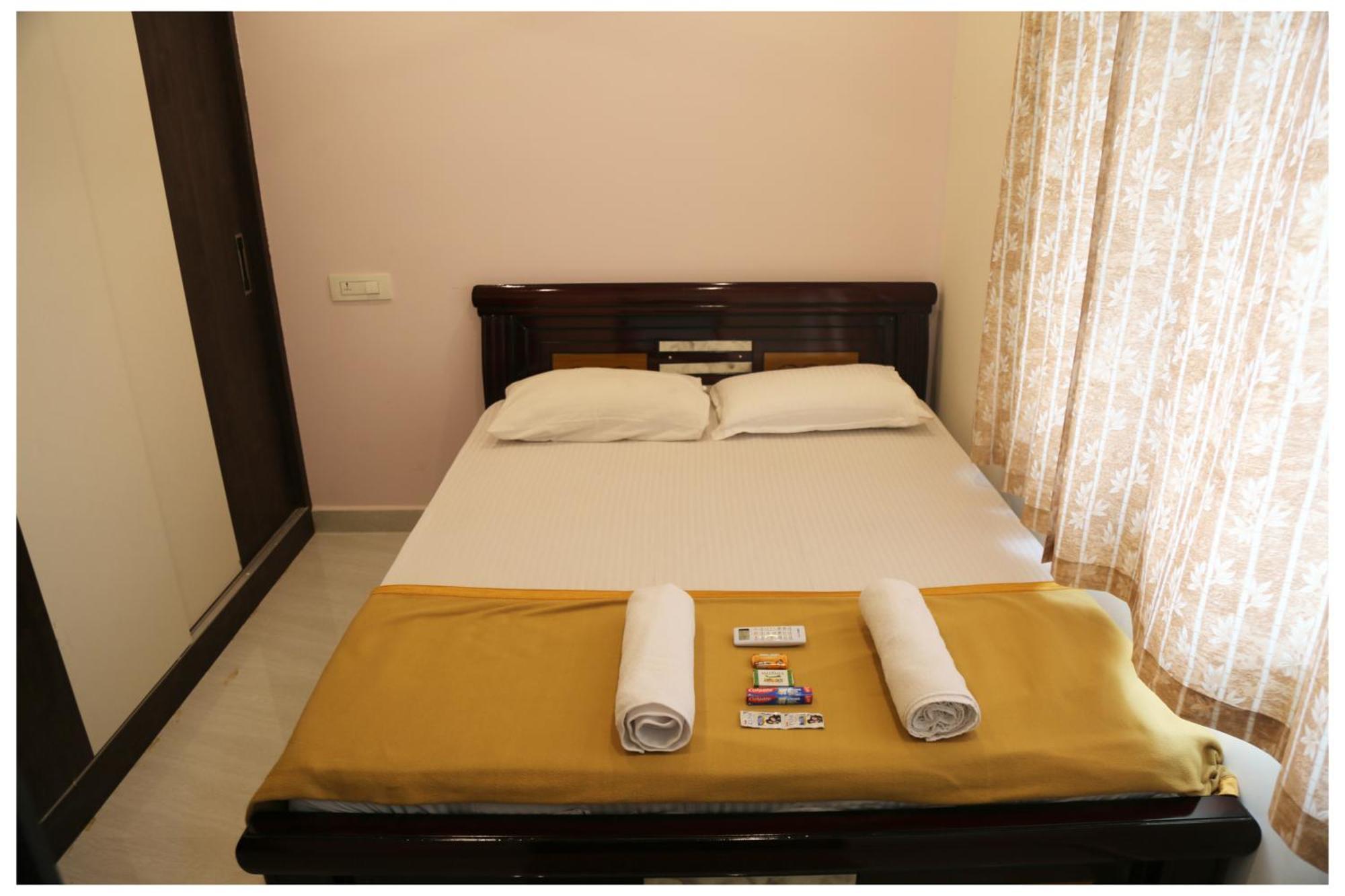 Padmavathi -2bhk 1bhk Ac For Group Of Families - Location - Flyover To Alipiri Gate - Walk To Ps4 Veg Restaurant - Modular Kitchen - Super Fast Wi-fi- Near To Bus Stand 2 Km-near To Railway Station 2km Homestay *
