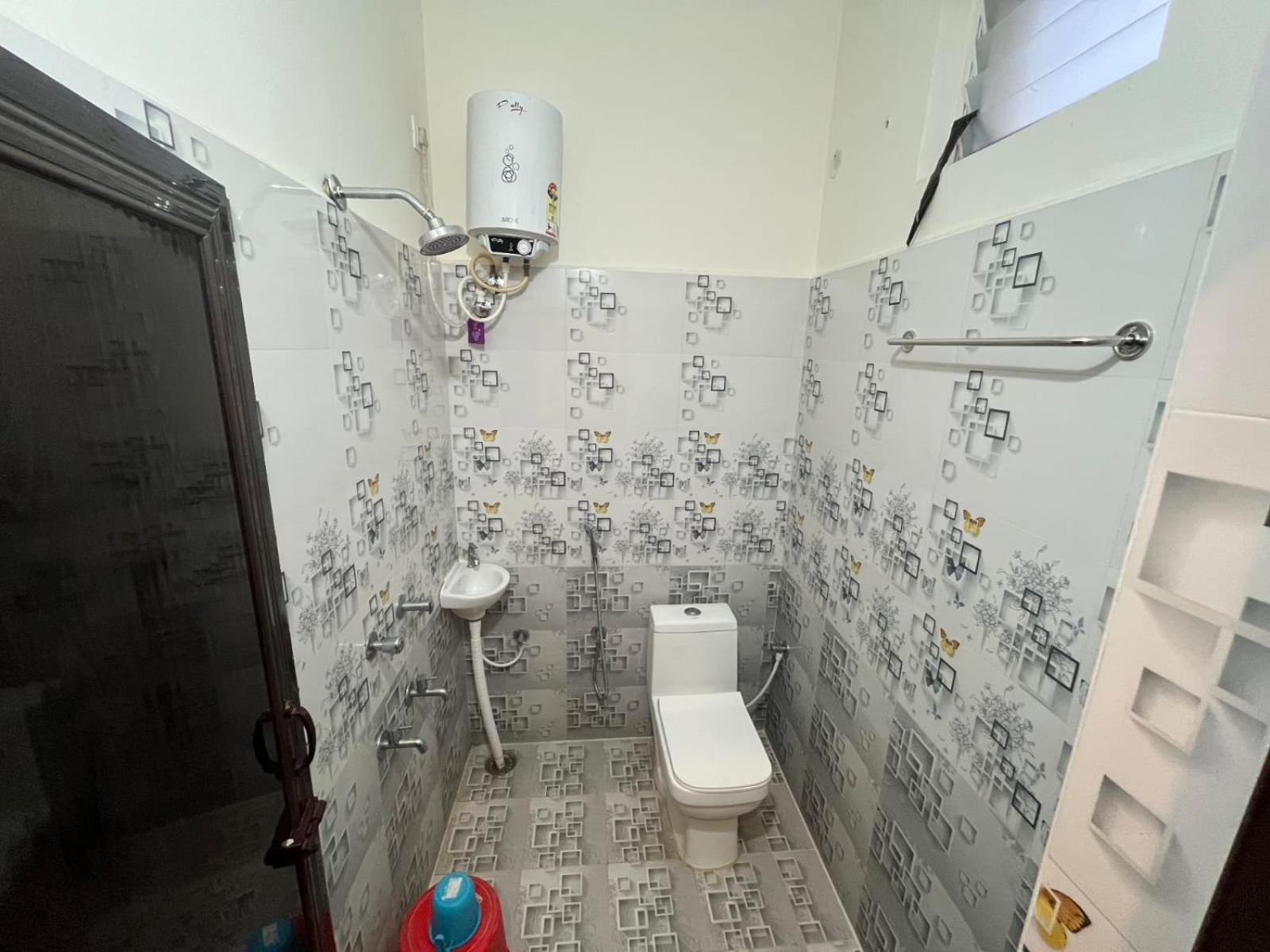 Homestay Padmavathi -2bhk 1bhk Ac For Group Of Families - Location - Flyover To Alipiri Gate - Walk To Ps4 Veg Restaurant - Modular Kitchen - Super Fast Wi-fi- Near To Bus Stand 2 Km-near To Railway Station 2km