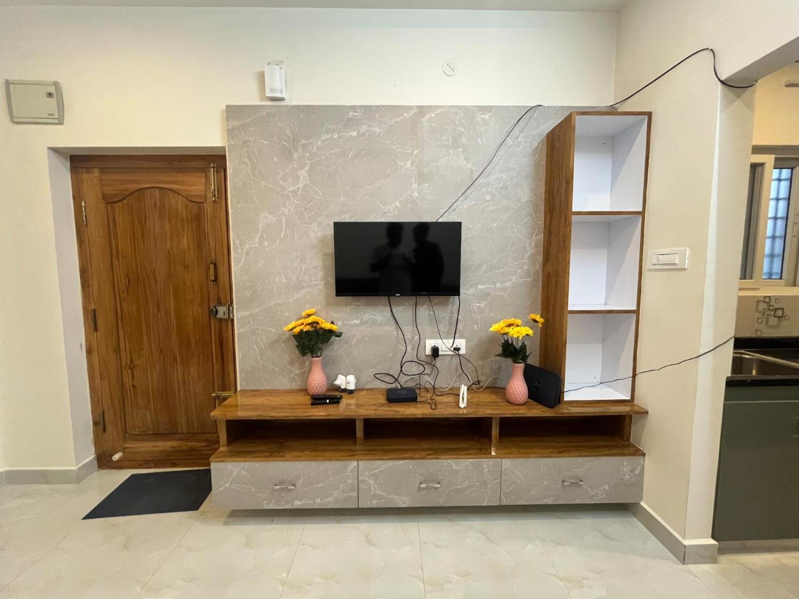Homestay Padmavathi -2bhk 1bhk Ac For Group Of Families - Location - Flyover To Alipiri Gate - Walk To Ps4 Veg Restaurant - Modular Kitchen - Super Fast Wi-fi- Near To Bus Stand 2 Km-near To Railway Station 2km