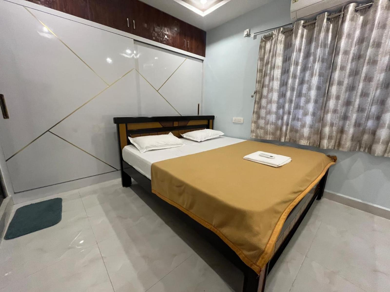 Homestay Padmavathi -2bhk 1bhk Ac For Group Of Families - Location - Flyover To Alipiri Gate - Walk To Ps4 Veg Restaurant - Modular Kitchen - Super Fast Wi-fi- Near To Bus Stand 2 Km-near To Railway Station 2km Tirupati