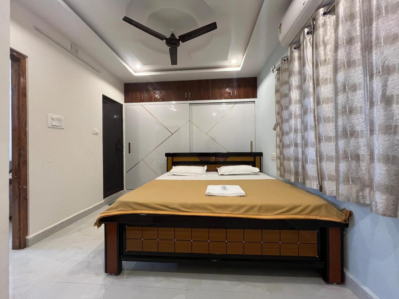Padmavathi -2bhk 1bhk Ac For Group Of Families - Location - Flyover To Alipiri Gate - Walk To Ps4 Veg Restaurant - Modular Kitchen - Super Fast Wi-fi- Near To Bus Stand 2 Km-near To Railway Station 2km Tirupati