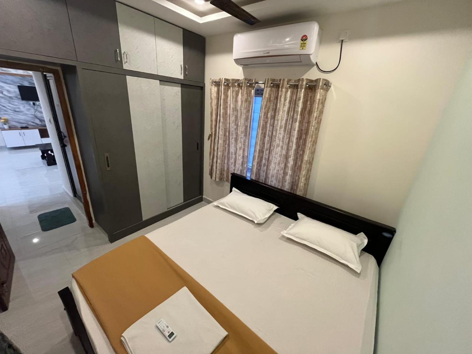 Padmavathi -2bhk 1bhk Ac For Group Of Families - Location - Flyover To Alipiri Gate - Walk To Ps4 Veg Restaurant - Modular Kitchen - Super Fast Wi-fi- Near To Bus Stand 2 Km-near To Railway Station 2km Homestay *