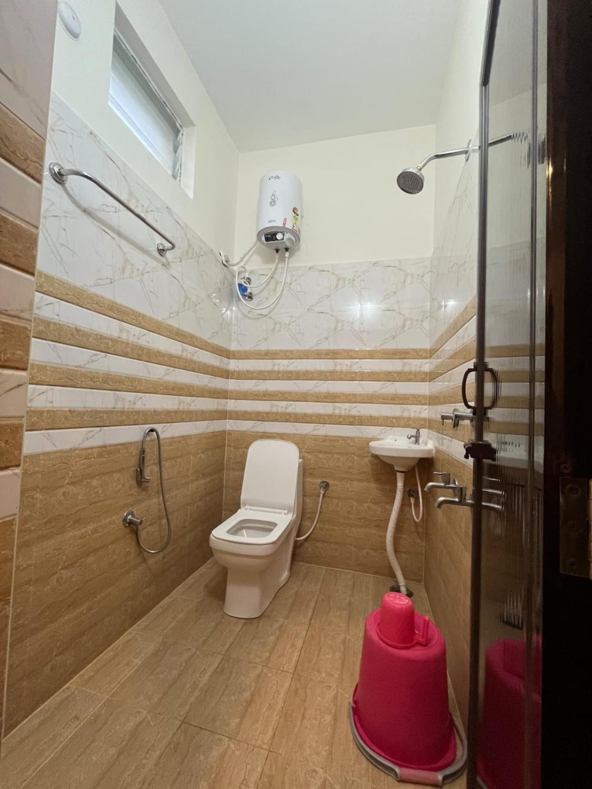 Homestay Padmavathi -2bhk 1bhk Ac For Group Of Families - Location - Flyover To Alipiri Gate - Walk To Ps4 Veg Restaurant - Modular Kitchen - Super Fast Wi-fi- Near To Bus Stand 2 Km-near To Railway Station 2km Tirupati