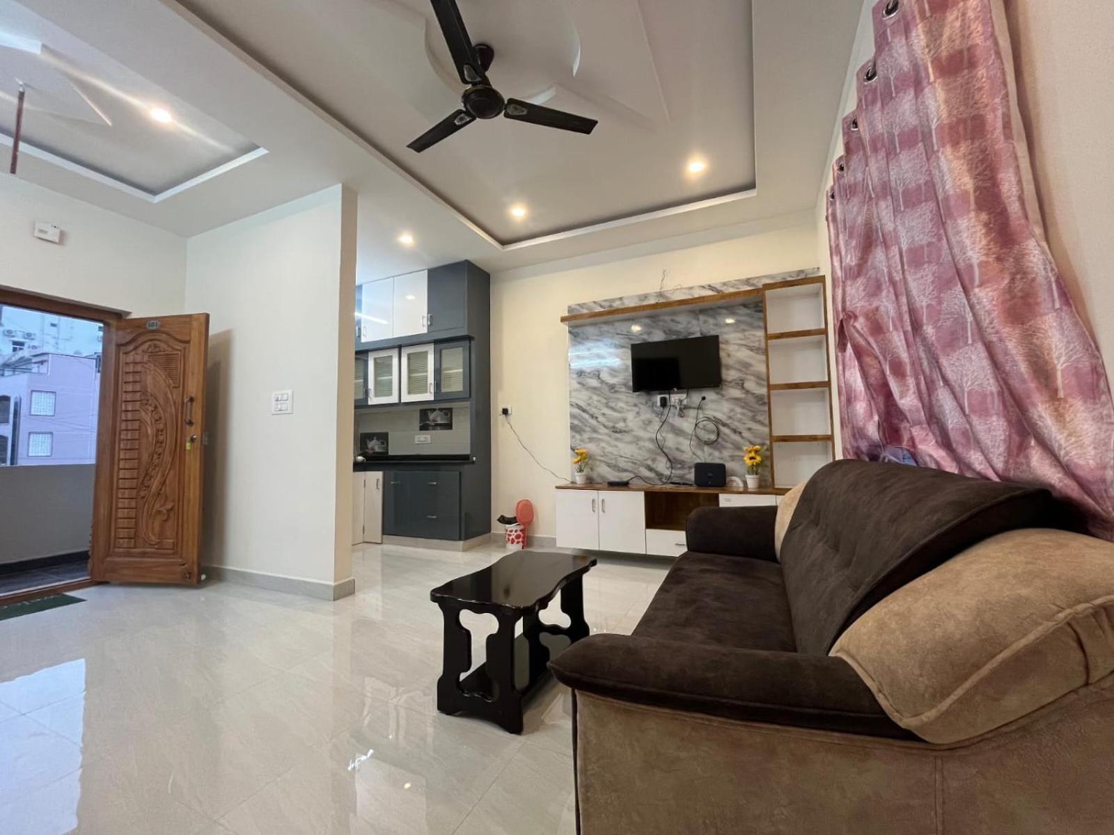 Padmavathi -2bhk 1bhk Ac For Group Of Families - Location - Flyover To Alipiri Gate - Walk To Ps4 Veg Restaurant - Modular Kitchen - Super Fast Wi-fi- Near To Bus Stand 2 Km-near To Railway Station 2km *