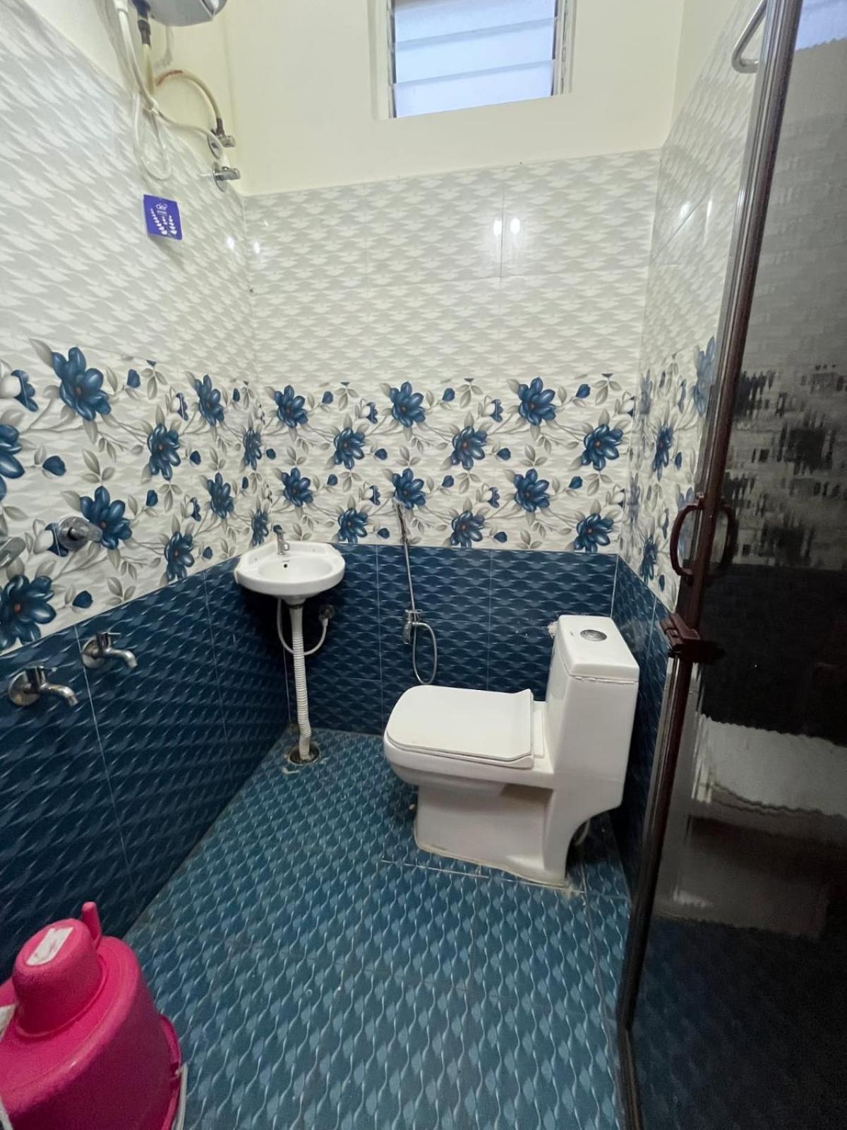 Padmavathi -2bhk 1bhk Ac For Group Of Families - Location - Flyover To Alipiri Gate - Walk To Ps4 Veg Restaurant - Modular Kitchen - Super Fast Wi-fi- Near To Bus Stand 2 Km-near To Railway Station 2km Homestay Tirupati
