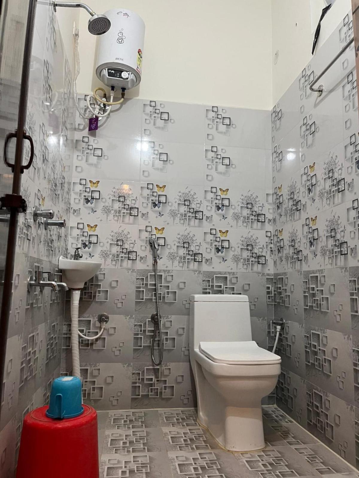 Padmavathi -2bhk 1bhk Ac For Group Of Families - Location - Flyover To Alipiri Gate - Walk To Ps4 Veg Restaurant - Modular Kitchen - Super Fast Wi-fi- Near To Bus Stand 2 Km-near To Railway Station 2km Homestay